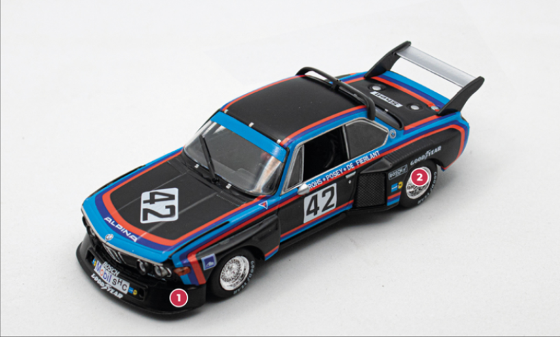 1. La 3.5 CSL n° 42 engagée au Mans en 1976 sous une livrée noir, rouge et bleu est parrainée par la marque de cigarettes Gitanes (non mentionnée sur le modèle en raison de la législation qui en interdit la publicité).2. Par rapport aux voitures du Groupe 4 dont elles dérivent, celles du Groupe 5 peuvent être davantage modifiées, jusqu’à changer la dimension des roues qui sont dans ce cas des 16 pouces.© IXO Collections SAS - Tous droits réservés. 