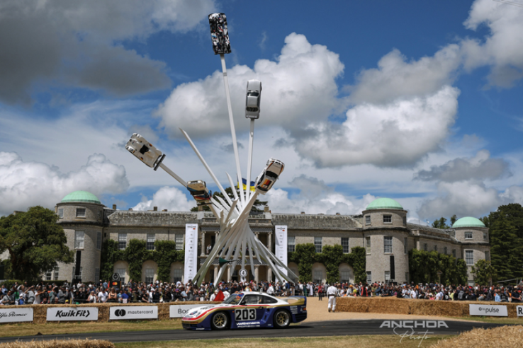 Der Porsche 961 aus dem Porsche-Museum fährt während des Goodwood Festival of Speed 2022 vor. Seine Lackierung und seine Startnummer sind die letzten, die er bei den 24 Stunden von Le Mans 1987 trug.  © IXO Collections SAS - Tous droits réservés. 