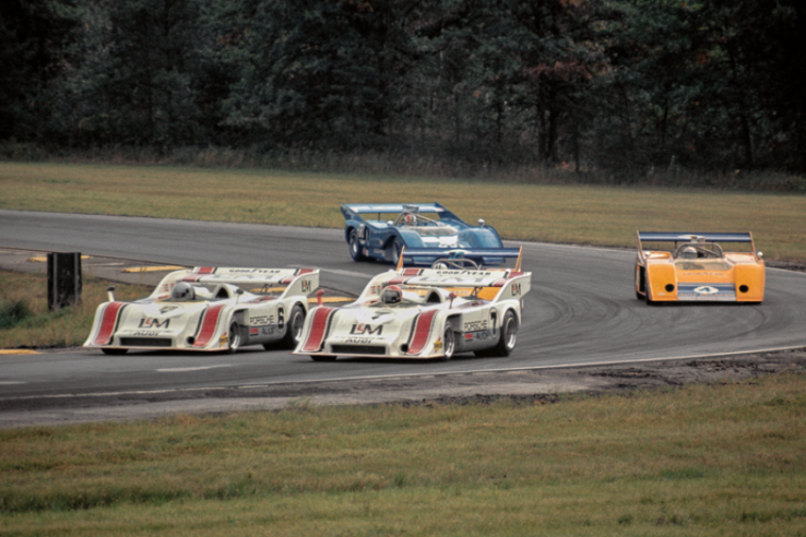 Course de Donnybrooke en 1972 : les 917/10 de Mark Donohue (à gauche) et George Follmer sont talonnées par la McLaren n° 4 de Peter Revson et celle (n° 22) de François Cevert qui finira premier. © IXO Collections SAS - Tous droits réservés. 