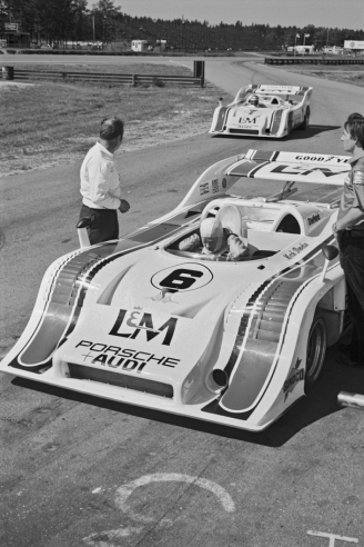 Mark Donohue, al rientro dall’infortunio del 1972, fotografato a Donnybrooke sulla 917/10 n. 6. Alle sue spalle la vettura di George Follmer, ormai lanciato verso il titolo Can-Am. © IXO Collections SAS - Tous droits réservés. 