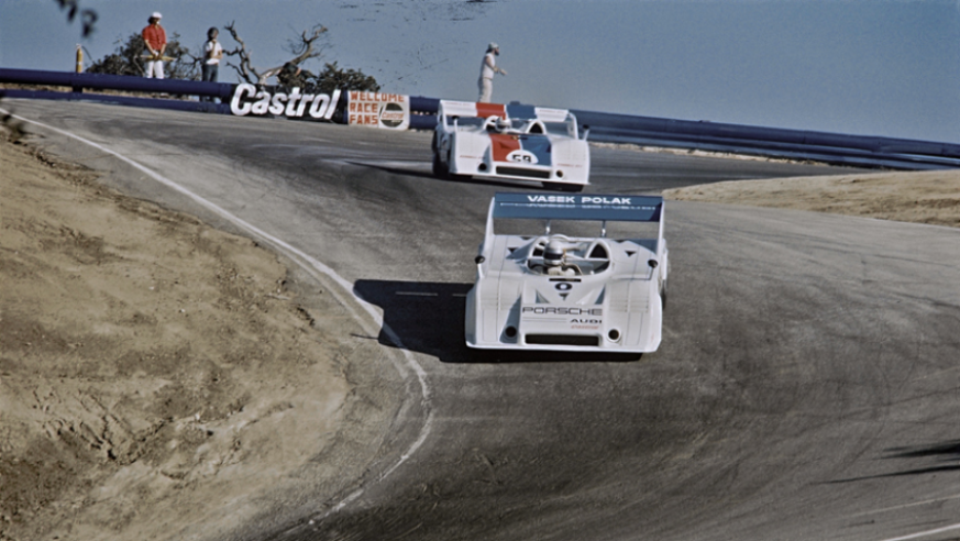 Laguna Seca 1973 : la 907/10 n° 59 de Hurley Haywood suit la n° 0 de Jody Scheckter. La victoire reviendra à Mark Donohue sur la nouvelle 917/30, tandis que Haywood se classera troisième. © IXO Collections SAS - Tous droits réservés. 