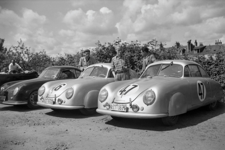 Les deux 356 SL amenées par Porsche au Mans en 1951 sont vues ici aux vérifications techniques avant les essais libres. La n° 47, accidentée au cours de ces essais, ne prendra pas le départ. © IXO Collections SAS - Tous droits réservés. 