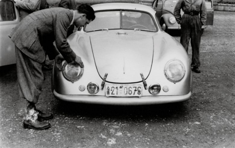 La seconde 356 SL, tout juste arrivée de l’usine, est présentée au contrôle technique avant le départ du Mans 1951 où elle est confiée à l’équipage Brunet-Sauerwein. © IXO Collections SAS - Tous droits réservés. 