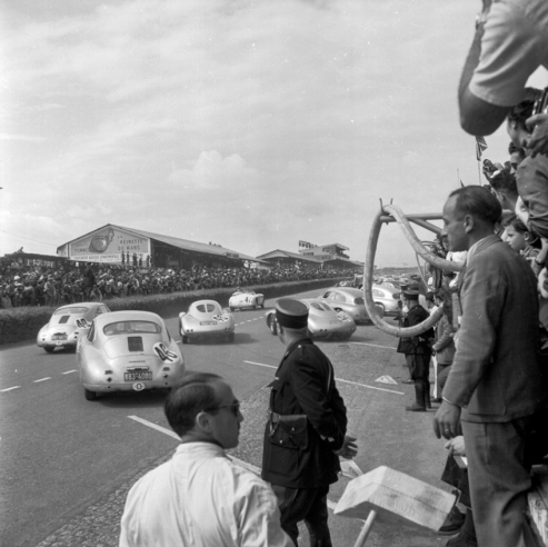 Départ des 24 Heures du Mans 1953 : à gauche, les deux 356 dont celle de Veuillet (n° 49). Elles ne finiront pas la course, mais Porsche remportera la catégorie 1 500 avec la 550 Coupé. © IXO Collections SAS - Tous droits réservés. 