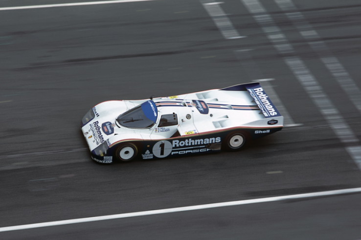 La Porsche n° 1 victorieuse des 24 Heures du Mans est la seule des trois 962 C engagées par l’écurie Rothmans à terminer l’épreuve de 1986. © IXO Collections SAS - Tous droits réservés. 