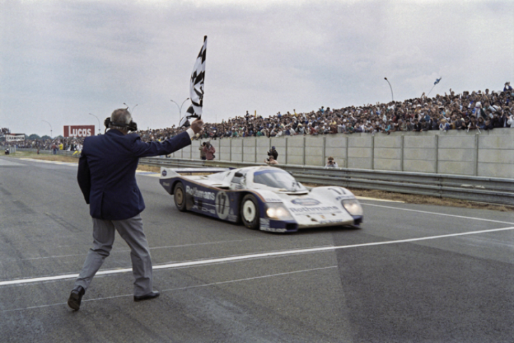 Le 14 juin 1987, un an après leur premier succès absolu, Stuck, Bell et Holbert récidivent au Mans. La seule chose qui change est le numéro de course : 17 au lieu de 1. © IXO Collections SAS - Tous droits réservés. 