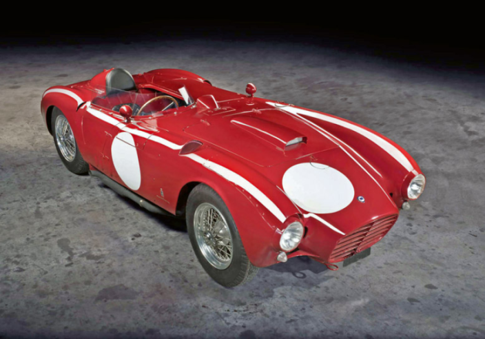 La D24 était particulièrement performante, au point que lorsque Ascari fait un essai en février 1954 sur la piste privée d’Ospedaletti, il réalise les mêmes chronos qu’avec une Ferrari de F1 trois ans plus tôt. © IXO Collections SAS - Tous droits réservés. Crédits photo © Lancia D.R.