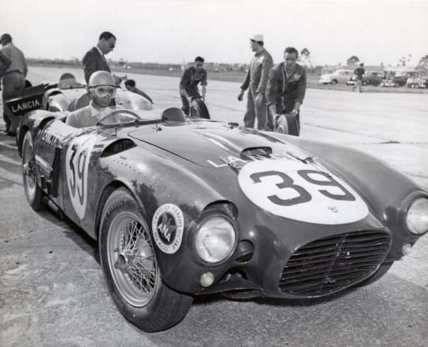 Aux 12 Heures de Sebring, lors de la deuxième manche du Championnat du Monde de 1954, la Lancia D24 privée pilotée par le Dominicain Porfirio Robirosa Ariza et l’Italien Luigi Valenzano se classe 2e. © IXO Collections SAS - Tous droits réservés. Crédits photo © © Lancia D.R.