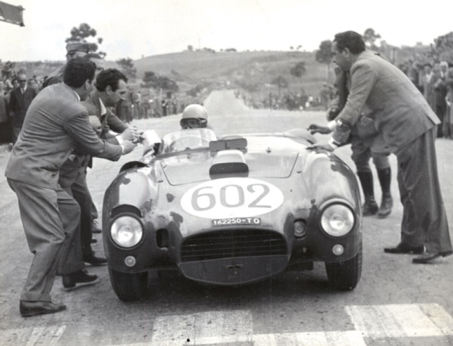 Le 2 mai 1954, Alberto Ascari remporte les Mille Miglia et la presse de l’époque parle de Lancia et du champion italien comme de “Lions” qui ont dominé la course. © IXO Collections SAS - Tous droits réservés. Crédits photo © Lancia D.R.