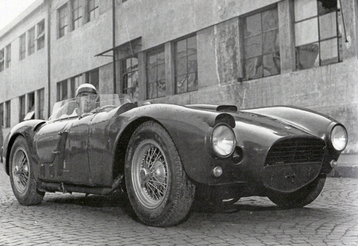 Séance de roulage de la nouvelle Lancia D24 aux alentours de l’usine. On remarque que les tambours de freins ne sont pas logés dans les roues, mais in board, afin de réduire les masses non suspendues. © IXO Collections SAS - Tous droits réservés. Crédits photo © Lancia D.R.