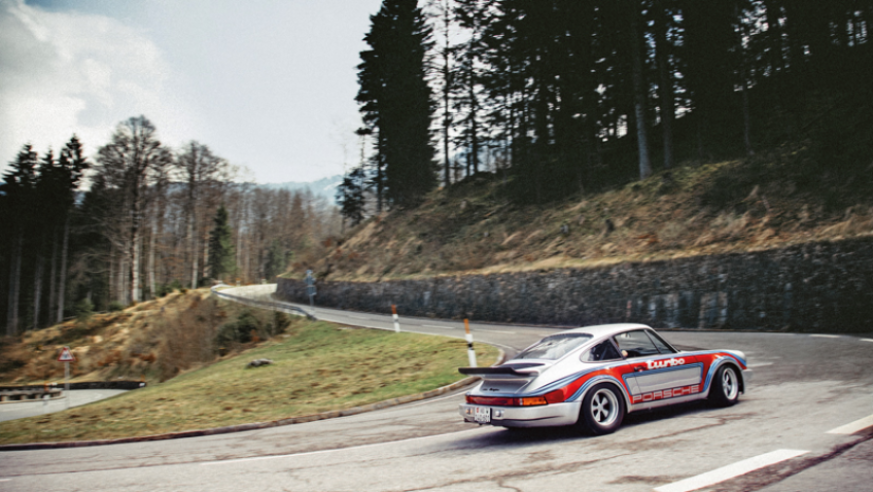 Comme les Porsche 934, la 935 découle (mais en plus éloigné) du même type routier, la 911 Turbo série 930 lancée au milieu des années 1970. © IXO Collections SAS - Tous droits réservés. 