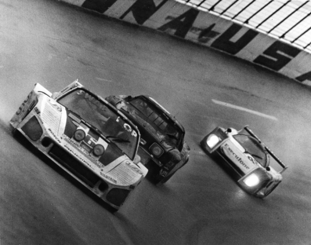 La Porsche 935L de Bob Wollek, Preston Henn, Claude Ballot-Léna (associé ici à A. J. Foyt) en tête des 24 Heures de Daytona 1983 où la pluie a conditionné le résultat. © IXO Collections SAS - Tous droits réservés. 