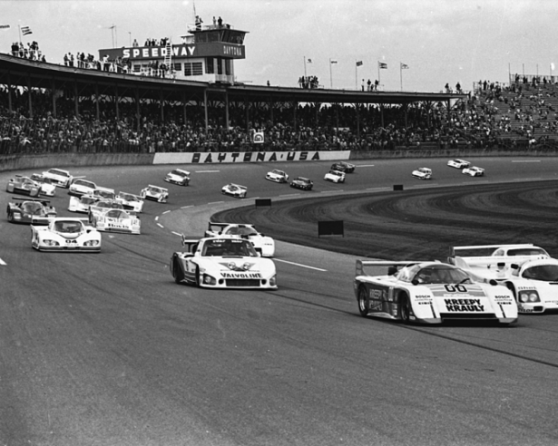 Daytona 1984. Un an après le triomphe, la Porsche 935L de A.J. Foyt, Bob Wollek et Derek Bell, qui porte encore le n° 6, termine deuxième derrière la March 83G n° 00 de l’écurie Kreepy Krauli Racing. © IXO Collections SAS - Tous droits réservés. 