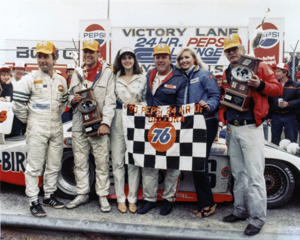 Remise des prix aux 24 Heures de Daytona 1983. En partant de la gauche : Bob Wollek, Claude Ballot-Léna, puis A.J. Foyt, et à droite le chef d’équipe Preston Henn, propriétaire de l’écurie Henn’s Swap Shop Racing. © IXO Collections SAS - Tous droits réservés. 