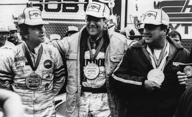 À partir de la gauche : Bob Wollek, Claude Ballot-Léna et A. J. Foyt après leur victoire aux 24 Heures de Daytona 1983.© IXO Collections SAS - Tous droits réservés. 