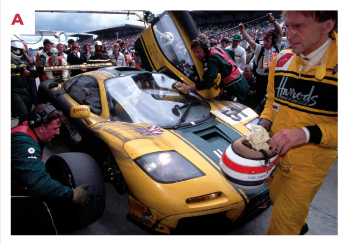 A. Le comportement de la McLaren F1 GTR est rigidifié par rapport à celui de la version de route par suppression des bagues en caoutchouc.© IXO Collections SAS - Tous droits réservés. 