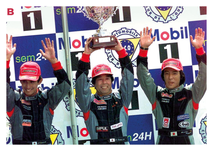 B. De gauche à droite : Aguri Suzuki, Kazuyoshi Hoshino et Masahiko Kageyama célèbrent leur troisième place aux 24 Heures du Mans 1998. © IXO Collections SAS - Tous droits réservés. 