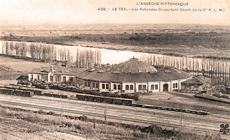 O depósito da cidade de Le Teil, situado na linha de Lyon a Nîmes, na margem direita do Ródano, mostra a dificuldade de estabelecer depósitos de emergência em zonas pouco povoadas e inacessíveis. A magnífica e generosa rotunda PLM por volta de 1920. O Ródano aparece em segundo plano.  © IXO Collections SAS - Tous droits réservés. Crédits photo © Collection Trainsconsultant-Lamming