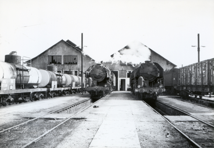 Two N°141-R locomotives of Yves Machefert-Tassin who had a passion for steam traction, on display at the Vierzon depot in 1965.© IXO Collections SAS - Tous droits réservés. Crédits photo © Collection Trainsconsultant-Lamming