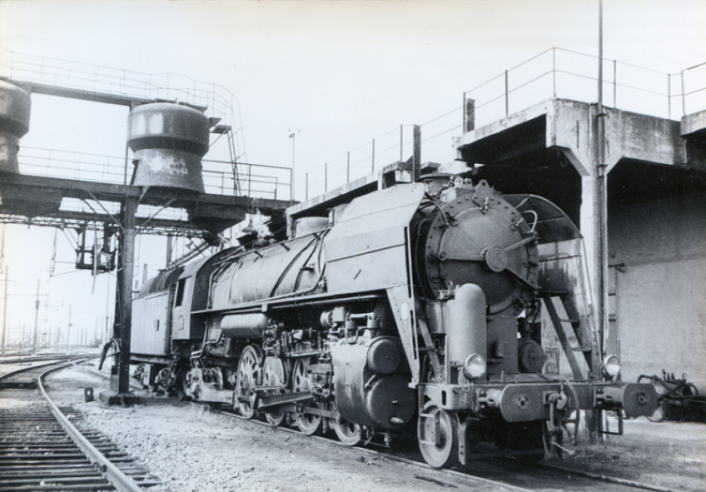 Uma locomotiva do tipo 141-R-1 a 141-R-1340, movida a óleo e com quatro motores de eixo Box Pok, vista em Vierzon.© IXO Collections SAS - Tous droits réservés. Crédits photo © Collection Trainsconsultant-Lamming