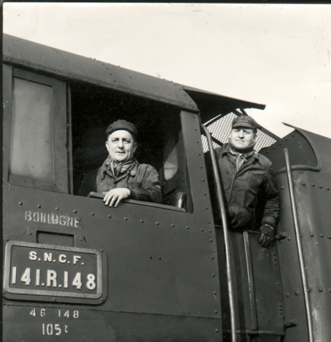 L’équipe de conduite de la 141-R-148 sur la région Nord de la SNCF, sans doute au dépôt de Calais. Nous sommes en 1964. Le mécanicien est à son poste. Le chauffeur est venu poser pour le photographe. © IXO Collections SAS - Tous droits réservés. Crédits photo © Cliché Néel.