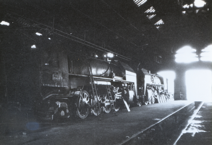 Locomotives type 141-R-1 à 141-R-1340 comme posant face à face avant un dernier combat. Nous sommes au dépôt de Vierzon en 1965. © IXO Collections SAS - Tous droits réservés. Crédits photo © Document Yves Machefert-Tassin.