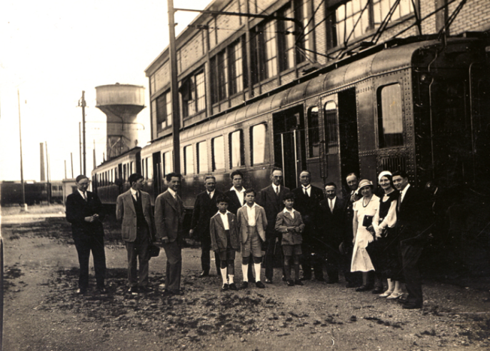 Beaux dimanches en famille dans les années 1950 : on va admirer le lieu de travail du « chef » (à tous les sens du terme) de famille. Ici aux « ateliers PO » des automotrices de banlieue, peut-être à Vitry. On notera la culotte courte obligatoire et les chaussettes blanches (qui tombent) pour les garçons.  © IXO Collections SAS - Tous droits réservés. Crédits photo © Document HM. Petiet.