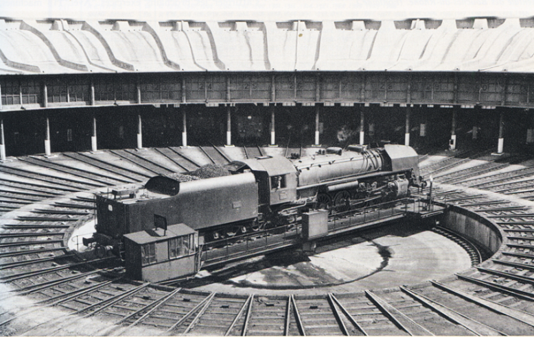 La 141-R telle qu’on l’imagine volontiers : en cours de sortie d’une rotonde, ici à Creil, sur le pont tournant. C’est ignorer la lourdeur et la longueur des heures de préparation dans les ateliers. © IXO Collections SAS - Tous droits réservés. Crédits photo © Collection Trainsconsultant-Lamming