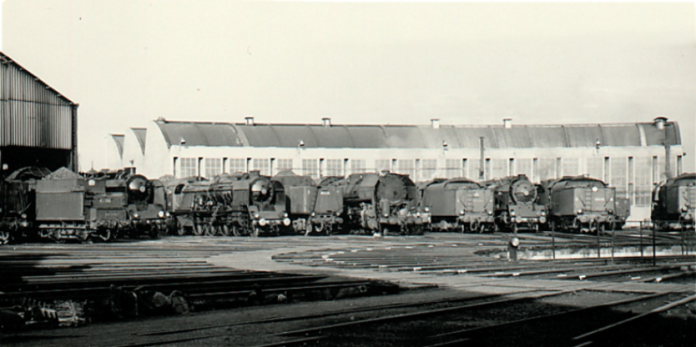 Le dépôt de Calais, en 1964.Les 141-R sont très présentes, notamment pour les trains de marchandises lourds. Les 141-P font plutôt les trains de voyageurs.© IXO Collections SAS - Tous droits réservés. Crédits photo© Collection Trainsconsultant-Lamming