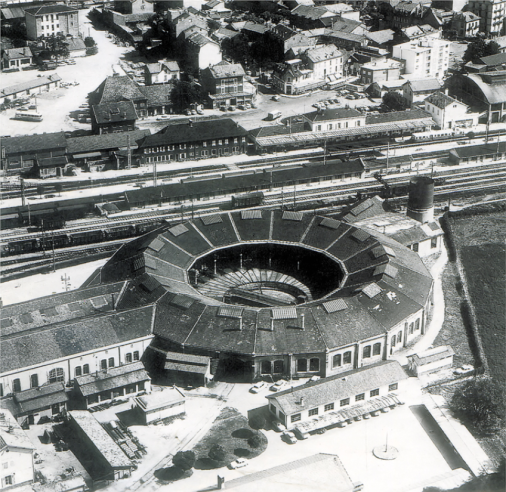 La rotonde du dépôt d’Annemasse, vue vers 1970. Les ateliers sont dans le prolongement direct, sur la gauche. © IXO Collections SAS - Tous droits réservés. Crédits photo©  Document Henrard.