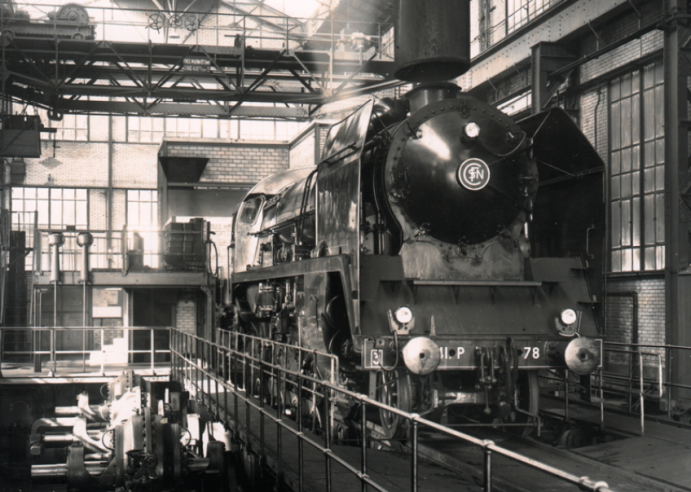 La 141-P 78 vue lors d’essais sur le fameux banc de Vitry, dans les années 1950. Rivale de la 141-R, étudiée et produite en 1942 et 1948, cette locomotive mixte puissante est une réussite d’une SNCF qui prépare la paix durant la guerre. © IXO Collections SAS - Tous droits réservés. Crédits photo © Collection Trainsconsultant-Lamming