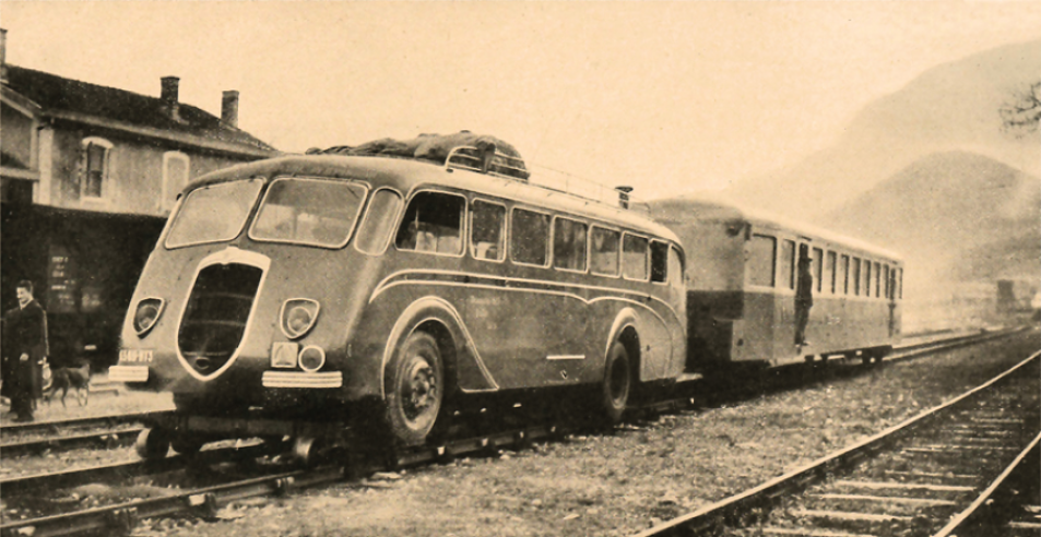 Sur la petite ligne de Carcassonne à Quillan, la SNCF essaie, en 1943, divers modes de traction improvisés comme le « système Talon » avec des autobus sur les rails. On ajoute une remorque d’autorail ce qui triple la capacité. La France manque de pétrole et de pneus. Pesant entre 15 et 20 tonnes, plus lourde que l’autobus, la remorque aura raison de l’embrayage…© IXO Collections SAS - Tous droits réservés. Crédits photo © Document Jacques Henri Renaud.