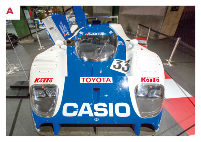 A. Les trois voitures engagées par Toyota Team Tom’s portent des livrées différentes. La voiture bleu et blanc classée 2e est sponsorisée par Casio. Les autres sont blanc et rouge, et blanc et bleu clair, portant les marques de Nippondenso et Zent.© IXO Collections SAS - Tous droits réservés. 