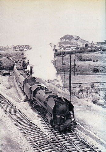 Une 141-R photographiée en tête des lourds trains de charbon de la région Nord de la SNCF, ici en 1955, à Lens. Elle est vue dans le genre de service pour lequel elle a été conçue et dans lequel elle excelle. © IXO Collections SAS - Tous droits réservés. Crédits photo © Collection Trainsconsultant-Lamming