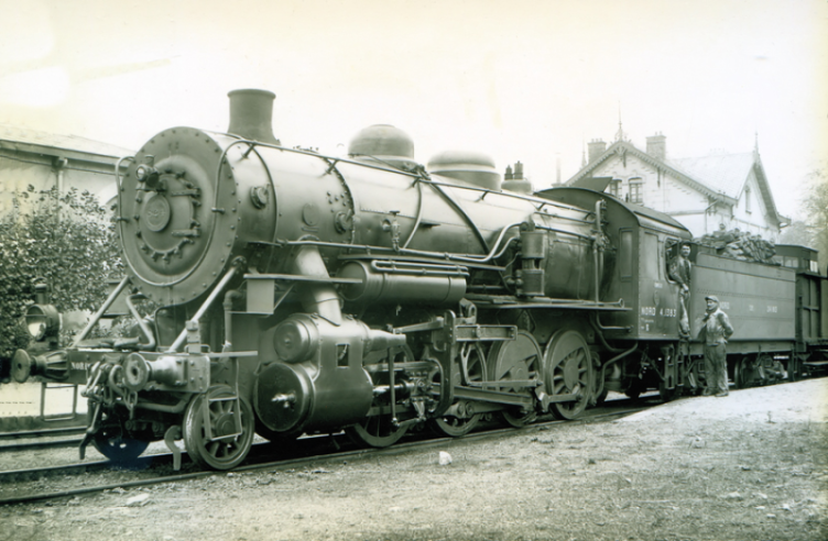 Une « Pershing » vue dans le réseau du Nord pendant les années 20. Cette jolie photographie montre que ces locomotives sont très propres et très soignées, selon la tradition de ce réseau brillant à tous points de vue. On notera une porte de boîte à fumée restée d’origine. © IXO Collections SAS - Tous droits réservés. Crédits photo © Collection Trainsconsultant-Lamming