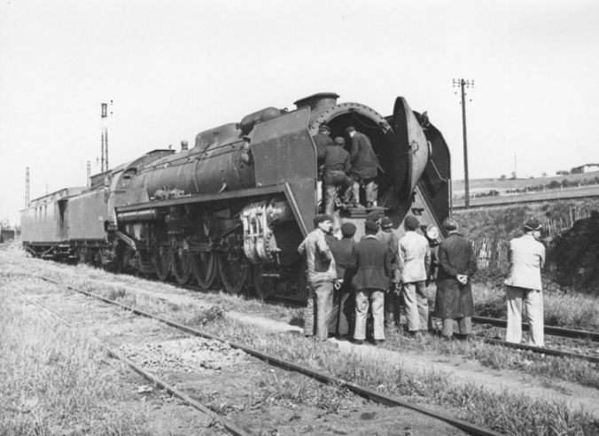 Une belle ambiance d’essais en ligne : les photos du genre sont rares, vu les soucis vécus… La 242-A-1, locomotive la plus puissante de la SNCF, est née de la transformation d’une « Mountain » Etat trop tardivement réalisée par le grand ingénieur André Chapelon. Nous sommes en 1955 dans la région Ouest. La traction vapeur n’avait déjà plus aucun avenir.© IXO Collections SAS - Tous droits réservés. Crédits photo © Collection Trainsconsultant-Lamming