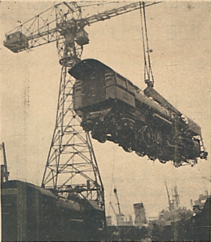 Le déchargement d’une 141-R à Anvers en décembre 1945 avec l’aide d’un « ponton-grue » placé sur le quai le long du navire « Vebdy ». Notez la paroi provisoire en bois fermant l’abri de conduite de la locomotive.  © IXO Collections SAS - Tous droits réservés. Crédits photo © Document RGCF.