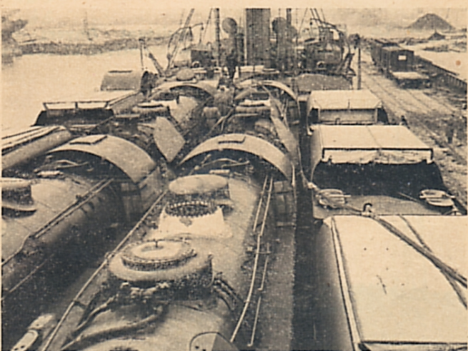 Le pont du navire « Belpamela » à l’arrivée au Havre le 27 févier 1946. Les tenders ont reçu une fermeture de leur hotte à charbon, pour le voyage. Ce ne sont pas des tenders à fuel. © IXO Collections SAS - Tous droits réservés. Crédits photo © Collection Trainsconsultant-Lamming