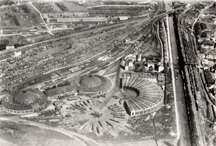 Le dépôt de Dijon-Perrigny, vue aérienne prise en 1940. L’importance du dépôt demande deux « rotondes à chapeau », plus une demie rotonde découverte et un important garage avec sa « plaque » complète « virant » sur 360 degrés (termes d’époque). © IXO Collections SAS - Tous droits réservés. Crédits photo © Crédit : Document Gaby Bachet.