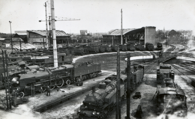 Le dépôt de Fives-Lille en 1951. Au premier plan, une belle « cavalerie » Nord. Pas de 141-R sur ce cliché ? Mais si : regardez bien les locomotives au fond, au-delà de la « plaque » !© IXO Collections SAS - Tous droits réservés. Crédits photo © Collection Trainsconsultant-Lamming