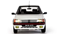 Entdecken Sie die Eleganz des Peugeot 205 GTI in seiner weißen Lackierung neu