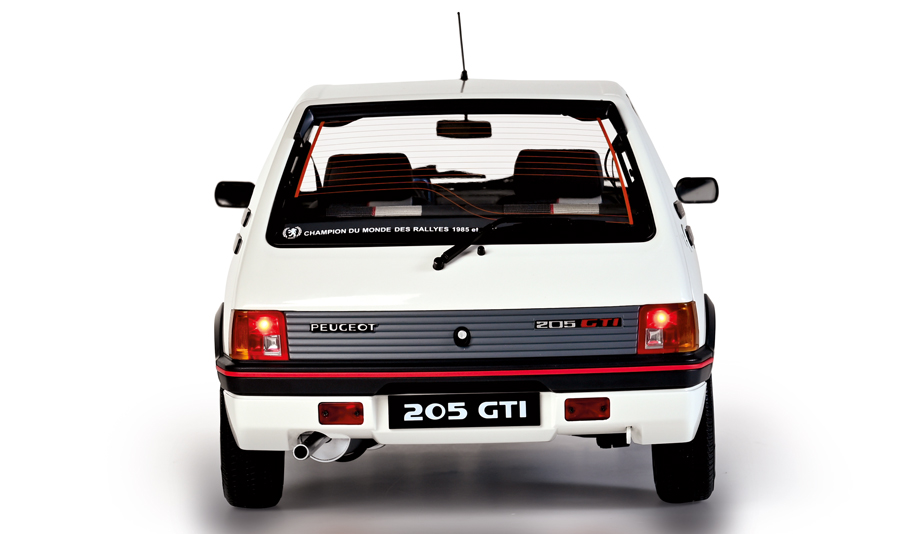 Redécouvrez l’élégance de la Peugeot 205 GTI dans sa livrée blanche.