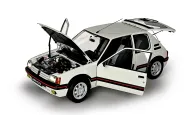 Redécouvrez l’élégance de la Peugeot 205 GTI dans sa livrée blanche.