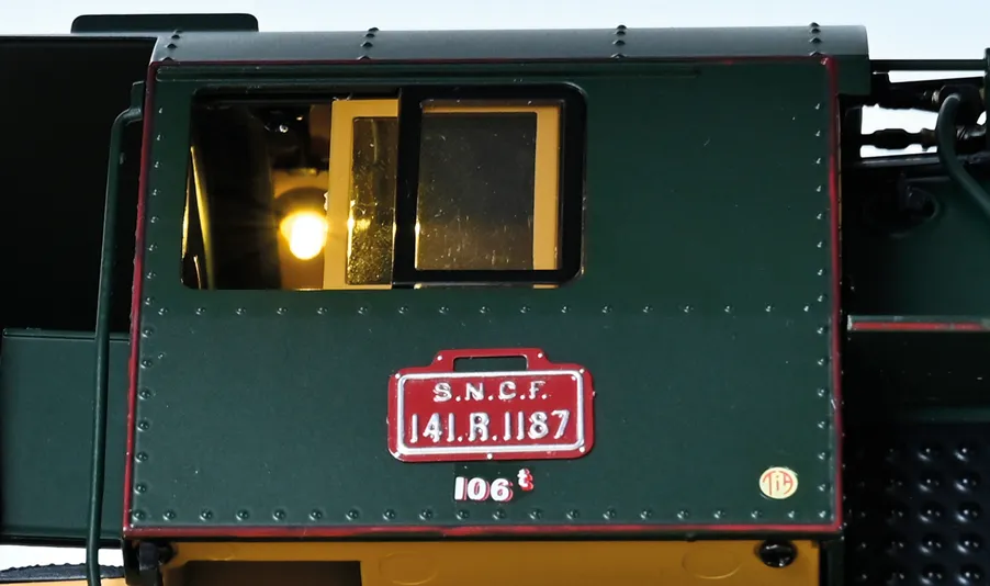 Découvrez la majestueuse locomotive 141 R Type Mikado à construire pièce par pièce