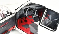 Redescubre la elegancia del Peugeot 205 GTI en su decoración blanca