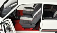 Redescubre la elegancia del Peugeot 205 GTI en su decoración blanca