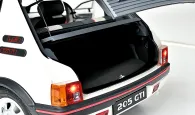 Entdecken Sie die Eleganz des Peugeot 205 GTI in seiner weißen Lackierung neu