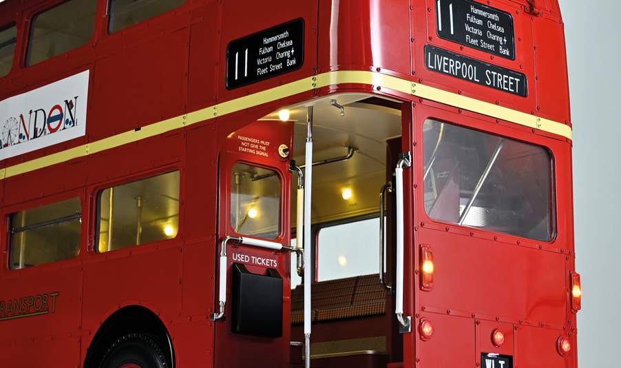 Montar o famoso autocarro vermelho de dois andares, um símbolo intemporal de Londres