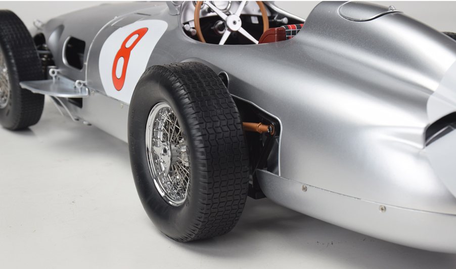 Assemblez la Mercedes-Benz W 196 R numéro 8, victorieuse avec Fangio