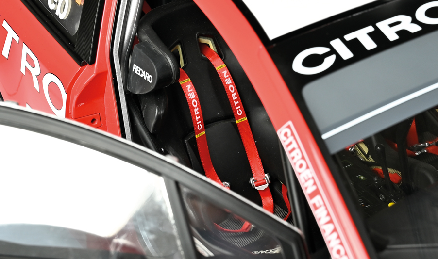 O Citroën C4 WRC, rainha das especiais, a ser montado peça por peça.